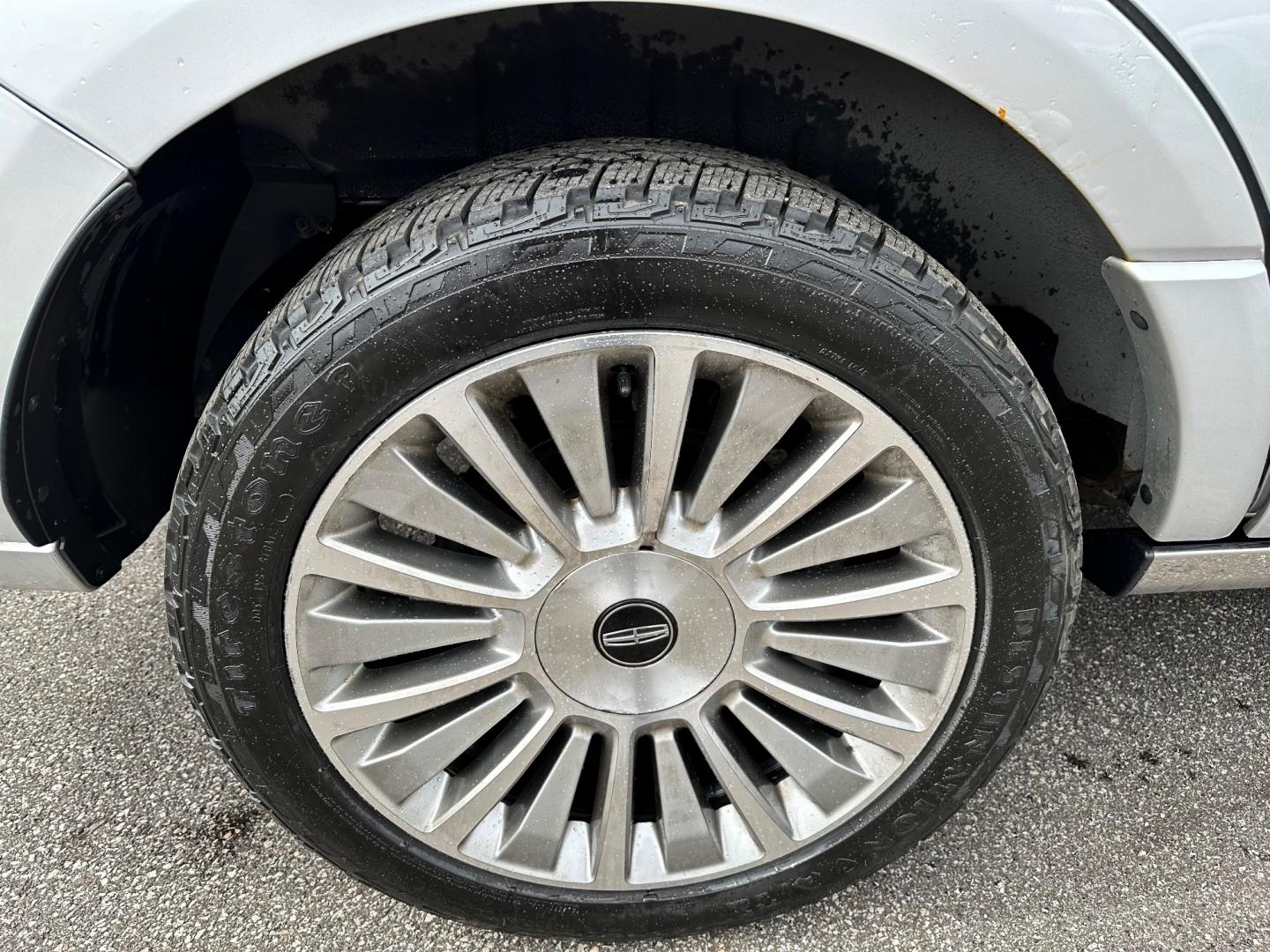 2017 Silver /Gray Lincoln Navigator Reserve 4WD (5LMJJ2LT4HE) with an 3.5L V6 DOHC 24V TWIN TURBO engine, 6 speed Automatic transmission, located at 11115 Chardon Rd. , Chardon, OH, 44024, (440) 214-9705, 41.580246, -81.241943 - Photo#13